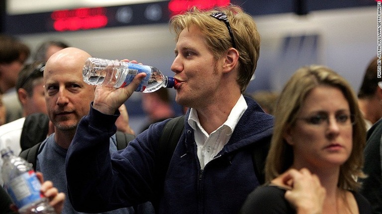 空港での売れ筋は水をはじめとする飲料類だという
