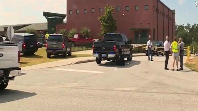 サウスカロライナ州の小学校で起きた銃撃事件で負傷した男子児童が死亡した