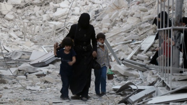 空爆を受けたとの報告があった地区から避難する人々＝９月２３日、アレッポ東部