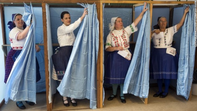 伝統的な服装で投票を行った人々＝２日、ブダペスト