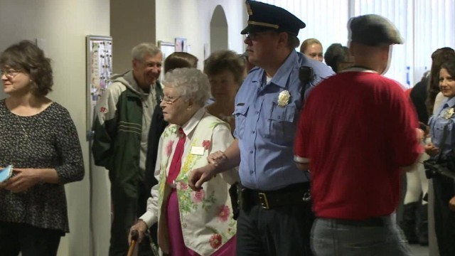 警官に伴われ老人ホームを訪れた１０２歳のシムズさん