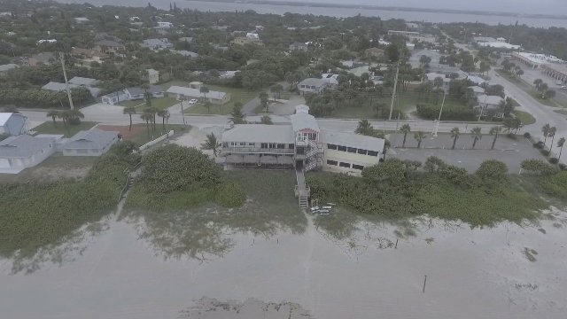 ハリケーン「マシュー」の影響を受けたフロリダ州東海岸の様子