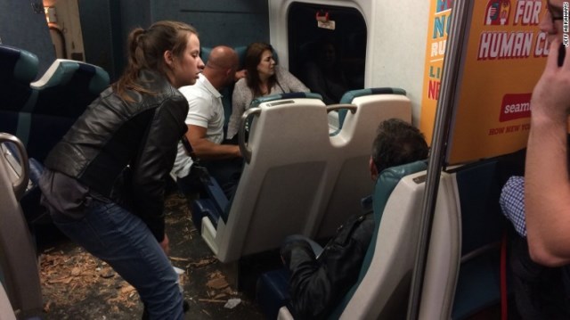ハンチントン行きの列車に約６００人が乗車していた