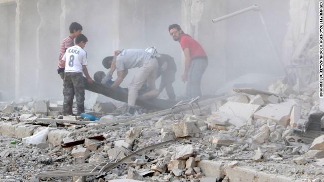 紛争の解決へ向けた関係諸国の努力もむなしく、シリアでは空爆が繰り返されている