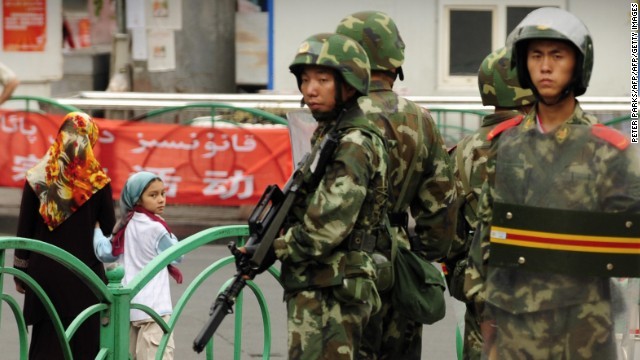 新疆ウイグル自治区で警備に当たる中国政府の治安部隊