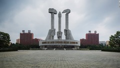 党創建記念塔。１９９５年に完成した御影石製の記念塔