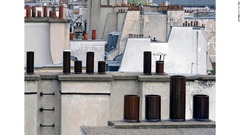 パリの建物の屋根をとらえた作品