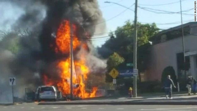 米コネティカット州の市街地に小型機が墜落。訓練生１人が死亡した