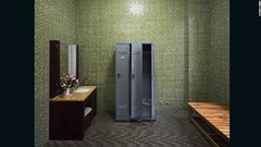 蒼光院内のサウナの更衣室。壁の緑のタイルと黒い床が街独特の年代を感じさせるトーンとマッチしている