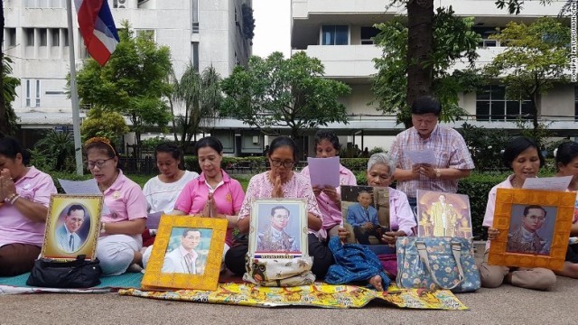 国王の回復を願って祈りをささげるピンク色の衣服を着た女性たち