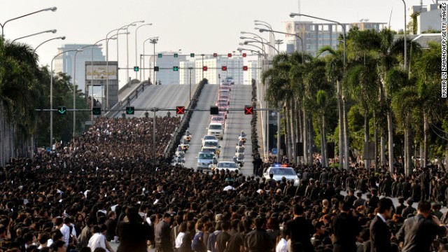 タイ国王の遺体を運ぶ車列が王宮へと向かう＝１４日