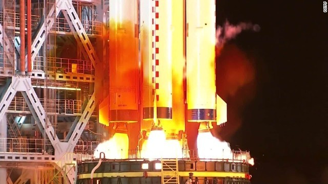 中国の有人宇宙船「神舟１１号」打ち上げの様子