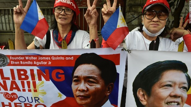 首都マニラでの集会に参加するマルコス元大統領の支持者ら