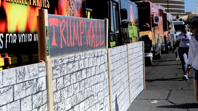 トランプ氏経営のホテル前にタコス屋台のトラックが集結。同氏の当選阻止などを訴えた
