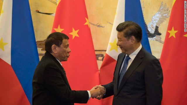 中国の習近平国家主席（右）と握手を交わすフィリピンのドゥテルテ大統領