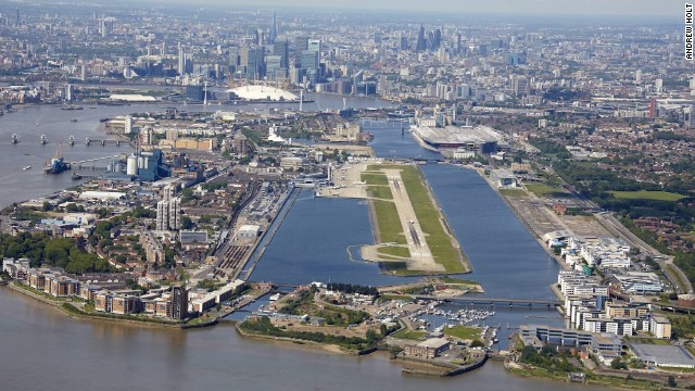 ロンドン・シティー空港で体調不良を訴える乗客が相次いだ