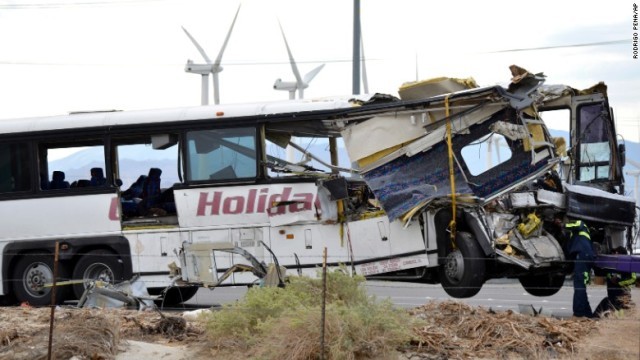 米カリフォルニア州で交通事故が発生し、１３人が死亡した