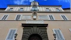 カステル・ガンドルフォの離宮は１７世紀以来、ローマ法王が夏の間に心身を休ませる別荘として使用されてきた