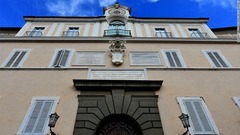 カステル・ガンドルフォの離宮は１７世紀以来、ローマ教皇が夏の間に心身を休ませる別荘として使用されてきた
