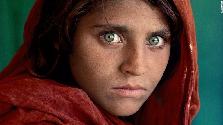 １９８４年に撮影された「アフガンの少女」＝スティーブ・マッカリー氏提供