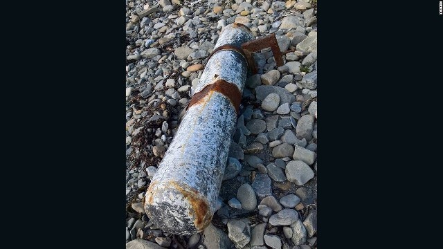 魚雷に似た謎の物体がアイルランドの海岸に打ち上げられた