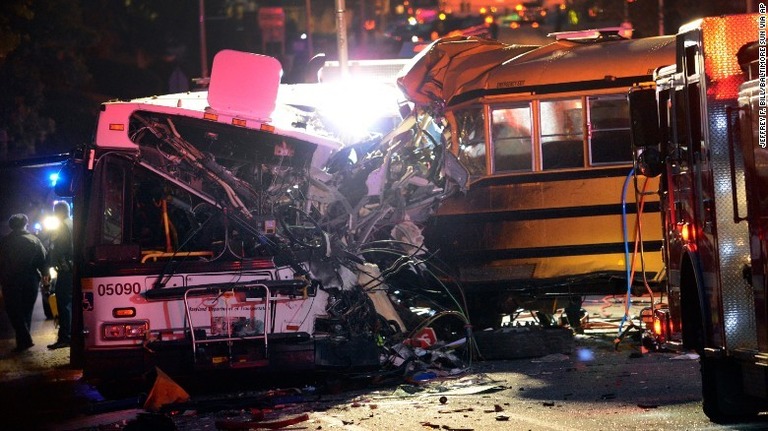 米ボルティモアでバス同士が衝突。車体が激しく損傷した