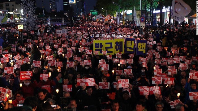 朴槿恵（パククネ）大統領の退陣を求めてデモを行う人々