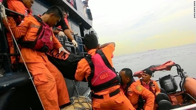 インドネシア西部で高速ボートが転覆し、少なくとも１８人が死亡した