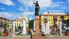 ５．クラスノヤルスクの中心部はソ連時代の整然とした町並みと帝政ロシア時代の木造邸宅が混在し、独特の魅力を放っている<br />
