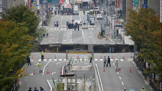 博多駅前で道路が陥没した