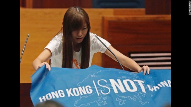 就任の宣誓時に「香港は中国ではない」という横断幕を掲げるなどしていた