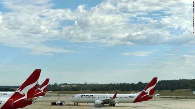 メルボルン空港を飛び立とうとするカンタス機＝２０１５年