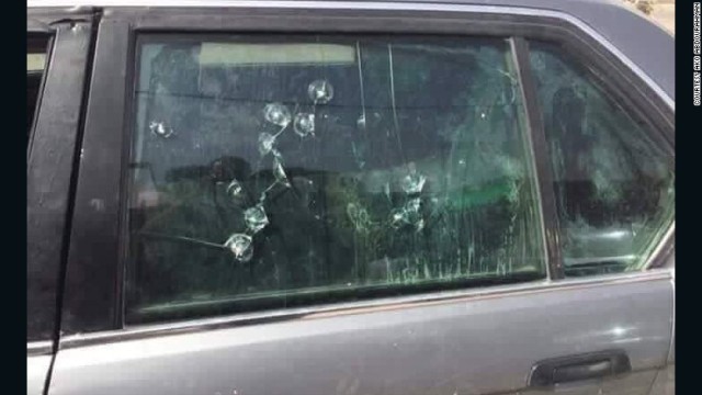 銃弾の跡が残る窓ガラス