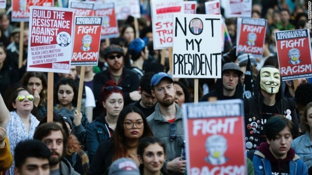 トランプ氏に反発するプラカードを掲げて練り歩く人々 トランプ氏に反発するプラカードを掲げて練り歩く人々