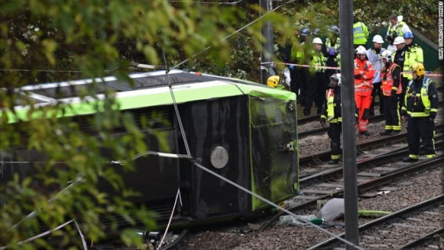 路面電車が脱線し死者が出た