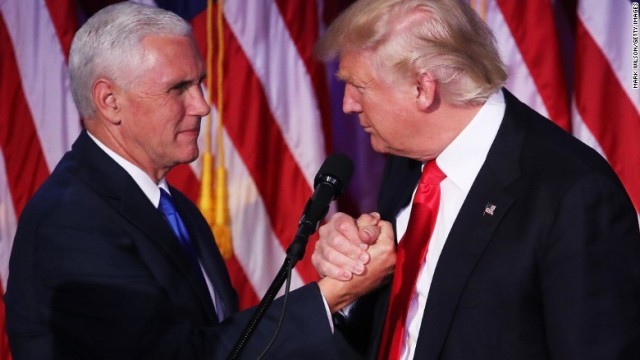 政権移行チームのトップはペンス次期副大統領（左）に