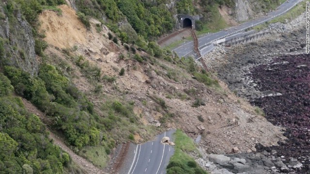 地震の影響で、数千人が孤立した状況にあるという