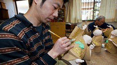 博多人形作りの将来は若い世代の肩にかかっている。４２歳のこの男性は、６年前にこの道に入り、修行を続けている<br />
