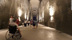 ツアー終盤に現れる部屋は巨大な鉱山トンネルのようだ