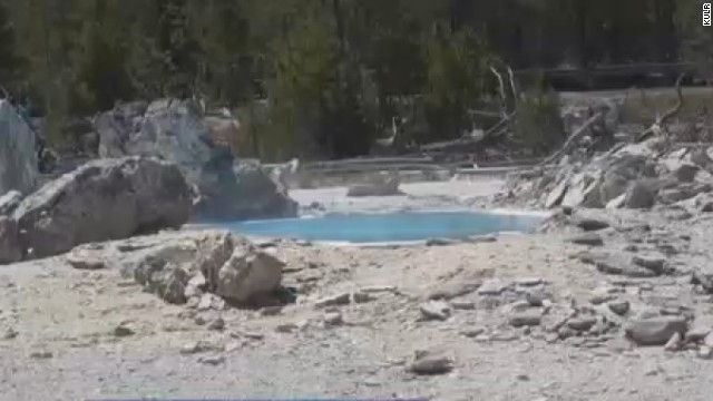イエローストン国立公園の熱水泉。転落死した男性の遺体が溶解したという