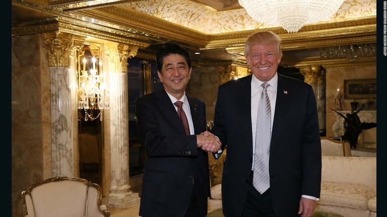 昨年１１月、トランプタワーで会談した安倍晋三首相（左）とトランプ米大統領