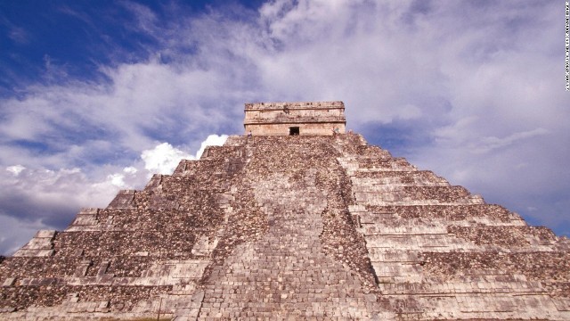 マヤ文明の遺跡に立つ高さ２４メートルのピラミッド、エル・カスティーヨ