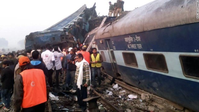 インド北部のカンプール市近くで走行中の急行列車が脱線
