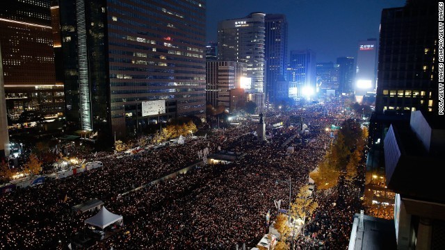 朴大統領の辞任を求める大規模なデモが各地で起きている