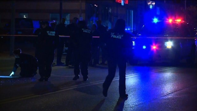 セントルイスで警官に発砲した容疑者は銃撃戦の末、２１日未明に射殺された＝KTVI