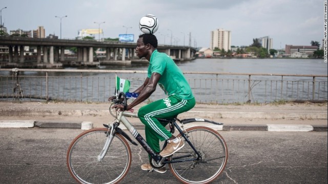 ナイジェリアのサッカー選手、チネドゥさんがギネス記録に挑戦
