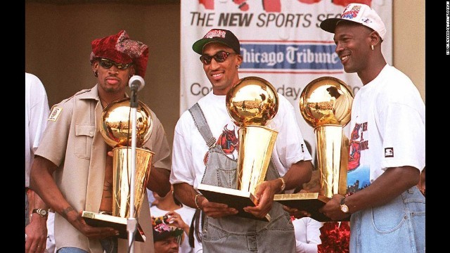 シカゴ・ブルズではマイケル・ジョーダン（右）らとＮＢＡ３連覇を達成した