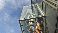 ９．シカゴのウィリス・タワーにある全面ガラス張りのボックス型展望台「ザ・レッジ」<br />
からは４州にまたがる周囲約８０キロの景色が見渡せる。