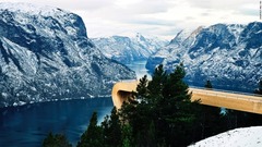 １２．ノルウェーのステーガスタイン展望台からは、６０９メートル下のアウルランフィヨルドを見下ろせる