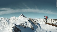 １４．２００８年に完成したトップ・オブ・チロル展望台からは、１０３の山頂を見渡す壮大な景色が見られる